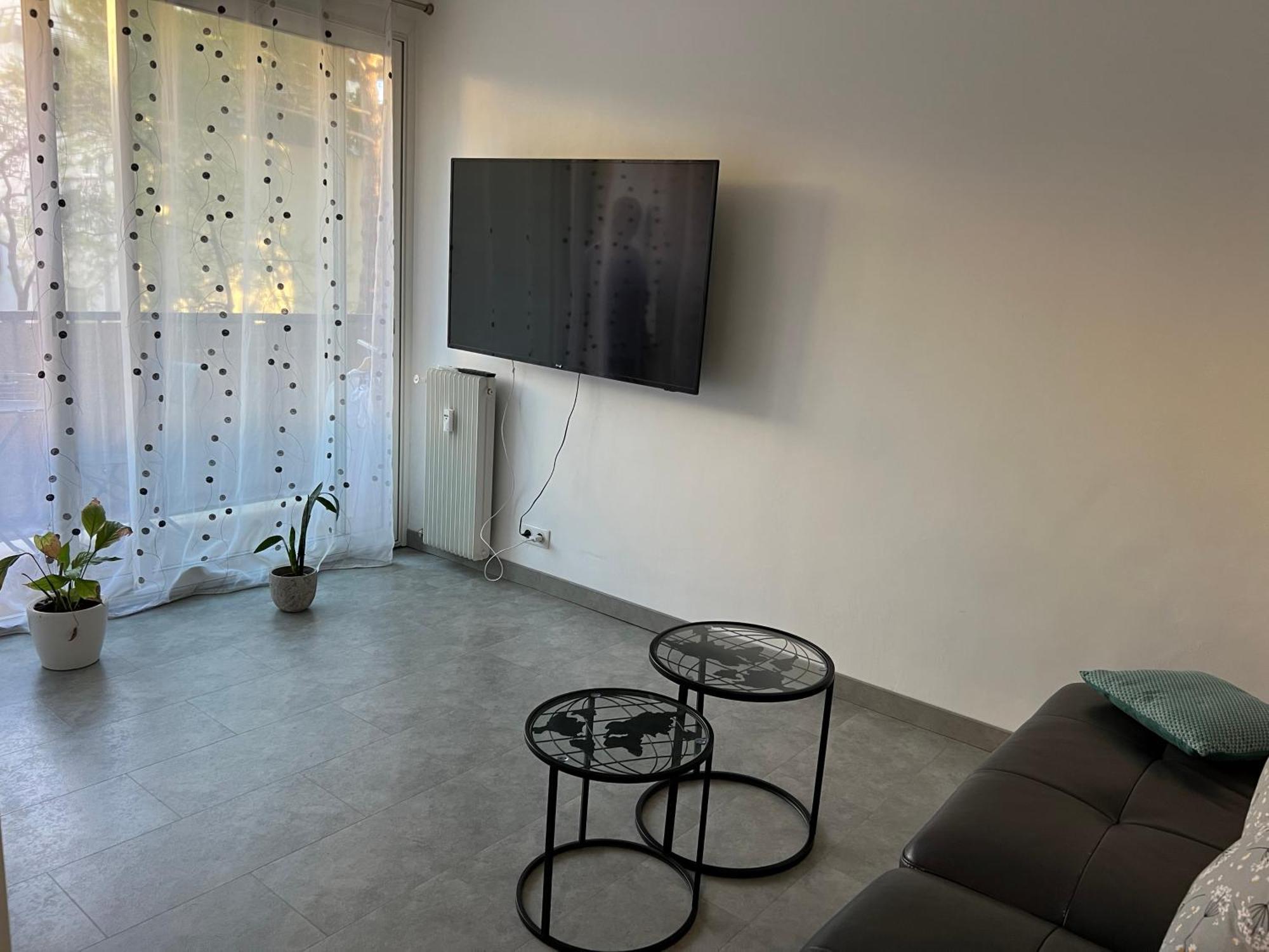 Avec Salle D'eau Privee Dans Partage 200 M Du Tram Homestay *
